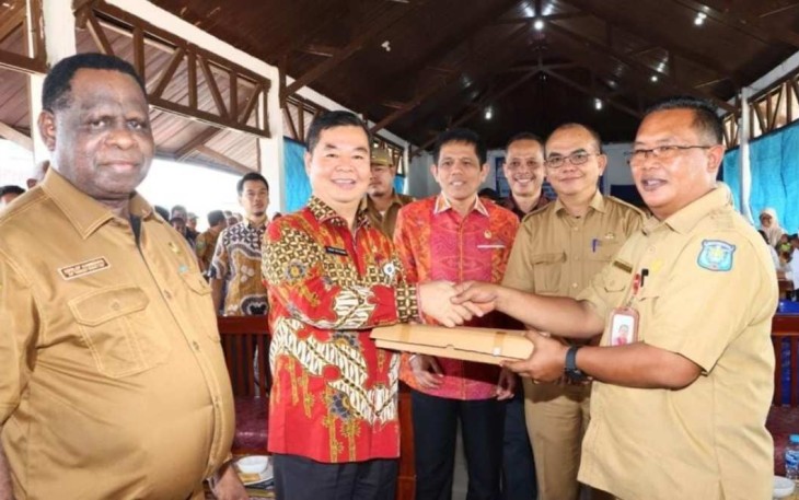 Dirjen Dukcapil Teguh Setyabudi menyerahkan blangko KTP-el ke Kadis Dukcapil Kabupaten Sorong Edi Siswanto, Selasa (23/4)