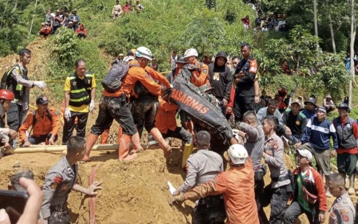 Proses evakuasi korban yang tertimbun longsor di Kabupaten Garut, Jawa Barat pada Jumat (26/4)
