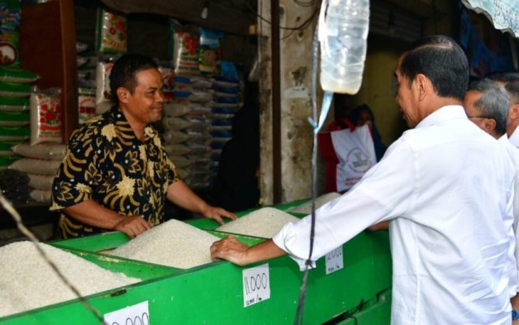 Presiden Joko Widodo saat berbincang dengan pedagang di pasar baru kabupaten Karawang, Rabu (8/5)