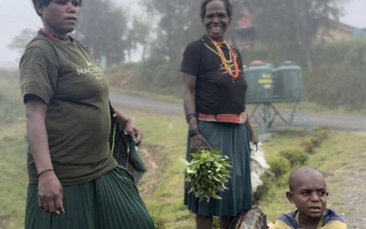 Mama Papua menjual hasil bumi