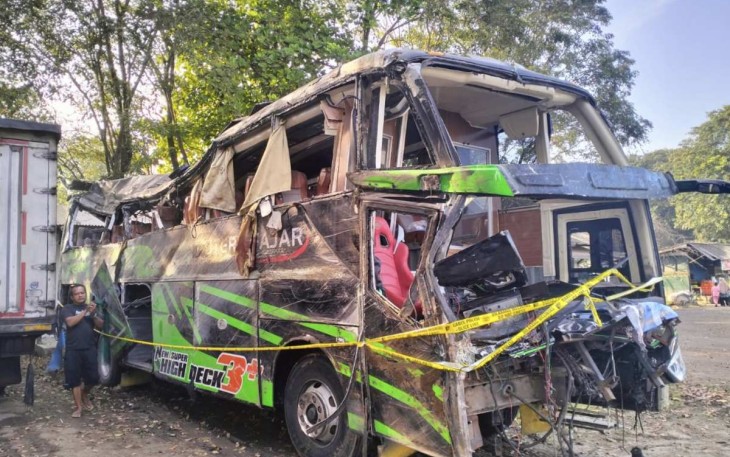 Bus Trans Putera Fajar lakalantas membawa pelajar SMK Lingga Kencana Kota Depok di Ciater