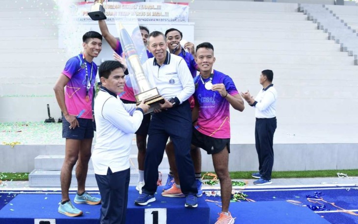 Kasal Laksamana TNI Muhammad Ali saat memberikan trophy juara 