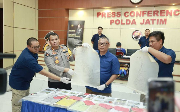 Kabid Humas Polda Jatim Kombes Dirmanto saat menunjukkan barang bukti dalam keterangan pers di Mapolda Jatim, Rabu (5/6)