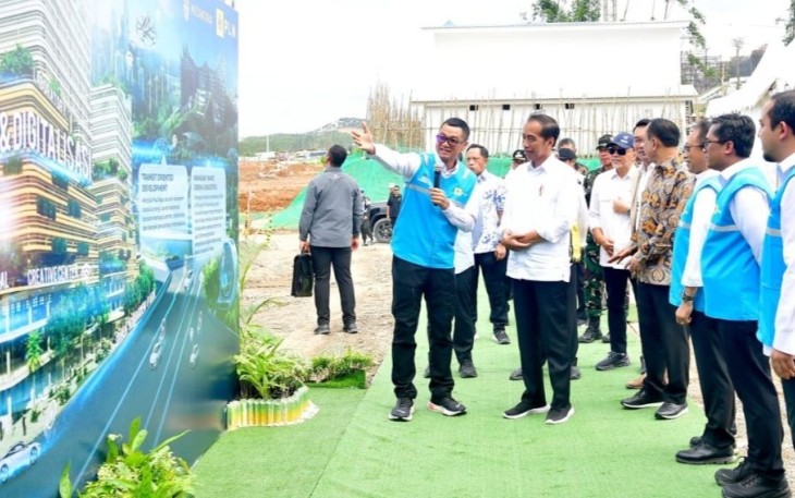 Presiden Joko Widodo melakukan peletakan batu pertama atau groundbreaking PLN HUB di Kawasan Ibu Kota Nusantara (IKN), Kabupaten Penajam Paser Utara, Provinsi Kalimantan Timur, Rabu (5/6)