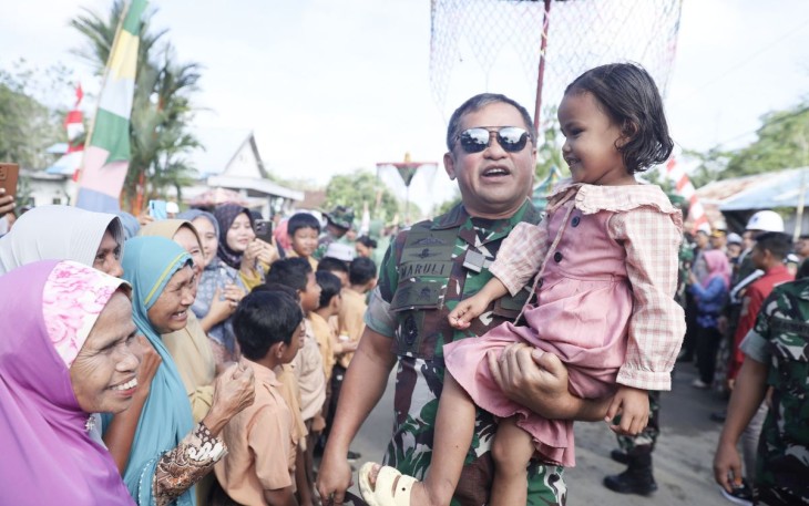 Kasad Jenderal TNI Maruli Simanjuntak menggendong anak warga usai penutupan TMMD ke-120 Kodim 1022/Tanah Bumbu di desa Karengrejo, Kabupaten Tanah Bumbu, Kalsel, Jum'at (7/6)