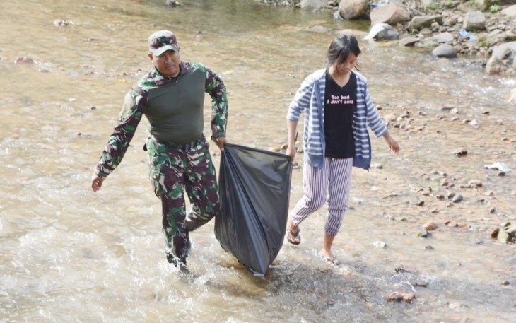 Danrem 023/KS Kolonel Inf Lukman Hakim bergandengan tangan jaga lingkungan, Sabtu (15/6)