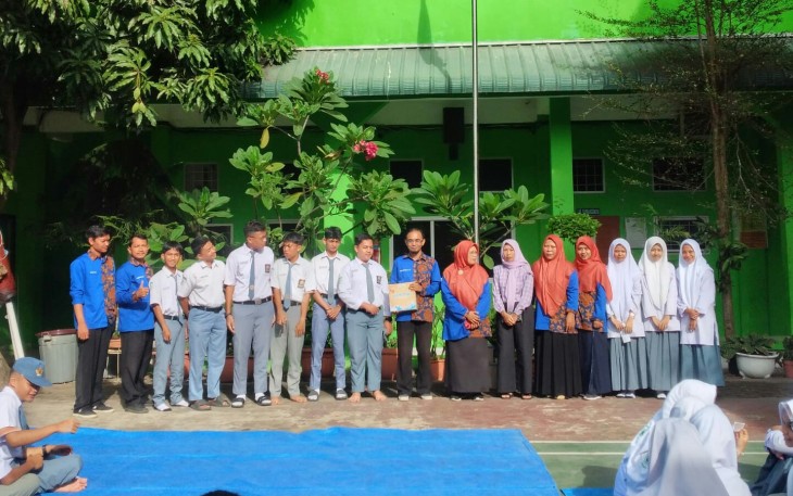 Kepala Sekolah SMK Al Razi Sinar Harapan Poto Bersama Tenaga Pengajar serta Orang Tua Siswa 