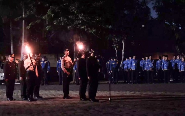 Suasana kegiatan apel kehormatan dan malam renungan suci pada HUT ke-79 RI pada Sabtu 17 Agustus tengah malam di TMP Kalimulya