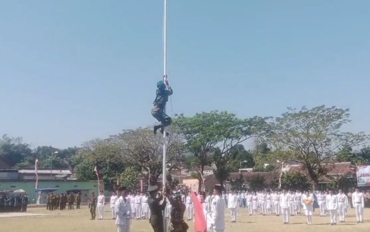Serda Arik Setiawan panjat tiang bendera mengaitkan tali yang terlepas saat pengibaran bendera HUT Kemerdekaan RI ke-79 