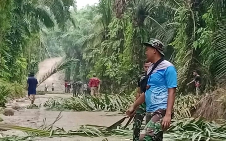 Personil TMMD Bersama Warga Bergotongroyong Bersihkan Area Badan Jalan.
