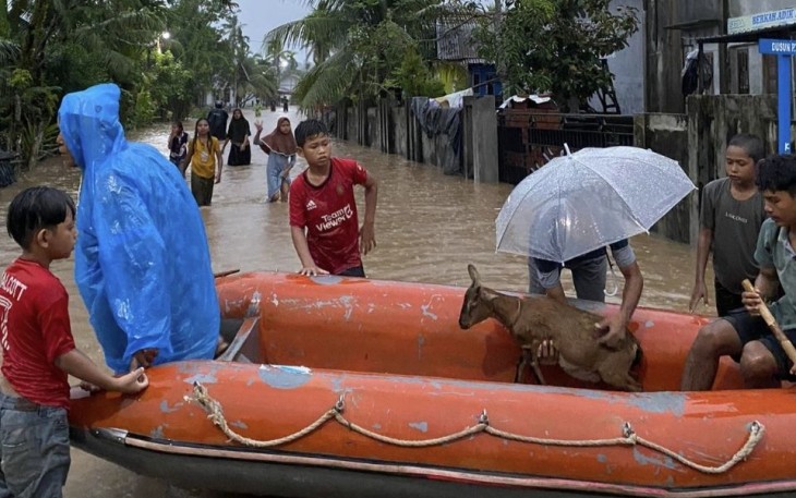 Banjir merendam tiga desa di Kabupaten Aceh Jaya, Tim Reaksi Cepat BPBD setempat dikerahkan guna mengevakuasi warga terdampak, Minggu (18/08)