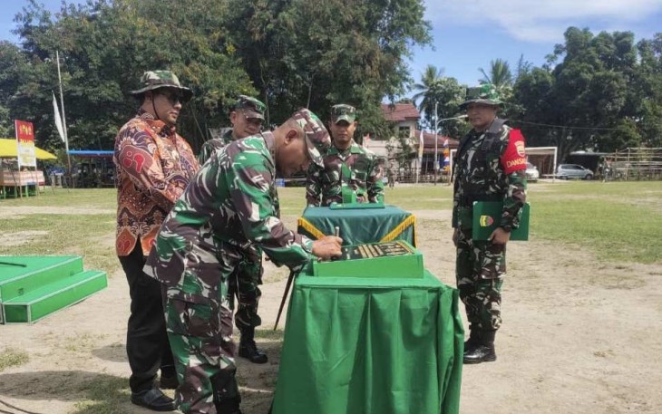 Danrem 023/KS Kolonel Inf Lukman Hakim saat menandatangani prasasti penutupan TMMD ke 121 Kodim 0210/TU Kabupaten Samosir, Kamis (22/8)