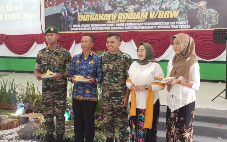 Danrindam V Brawijaya Kolonel Inf Mukhamad Albar bersama Ketua Persit KCK Cabang X PD V/Brawijaya ibu Mita Albar foto bersama usai memberikan tumpeng HUT ke-64 Rindam V Brawijaya, Jum'at (30/8/24)