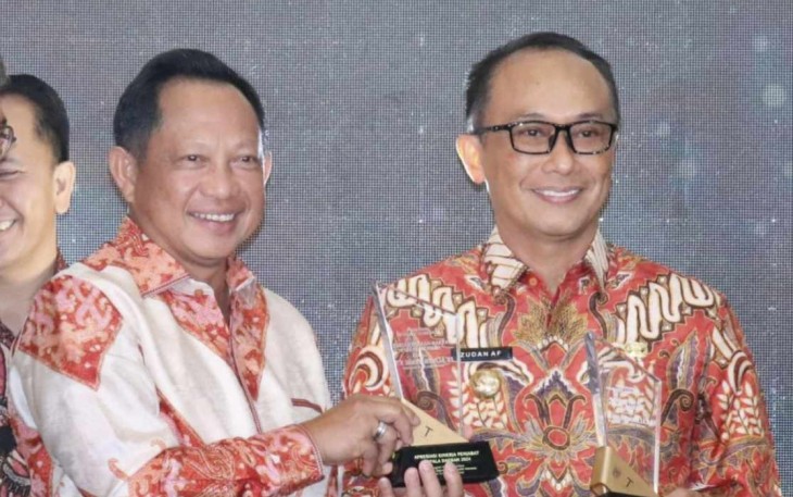 Mendagri Tito Karnavian saat memberikan penghargaan kepada PJ Gubernur Sulsel Prof Zudan Arif Fakhrulah 