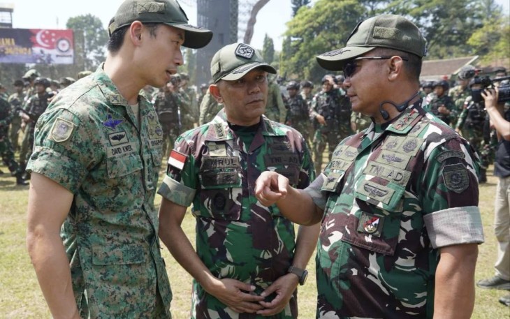 Pangdivif 2 Kostrad Mayjen TNI Anton Yuliantoro saat berkomunikasi dengan peserta Latma Safkar Indopura-36, di Salatiga, Senin (2/9)
