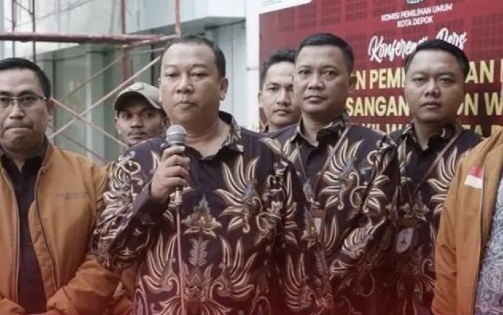 KPU dan Bawaslu Kota Depok saat proses pemeriksaan kesehatan bacalon Wali Kota dan Wakil Wali Kota Depok di RSPAD Gatot Subroto Jakarta,