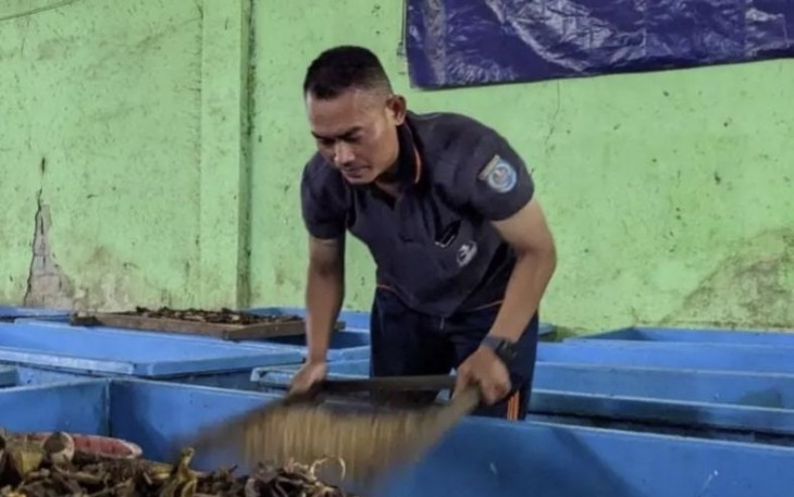 Petugas UPS Merdeka 2 Kelurahan Abadijaya melakukan pengayaan maggot. Selasa (3/9)