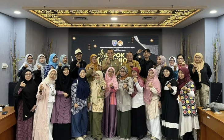Puluhan IKM Bidang Fashion Kota Depok bersama Kepala Disdagin Kota Depok, usai rapat koordinasi penyelenggaraan DEFF 2024 di Ruang Edelweis, Balai Kota, Senin (09/09/24).