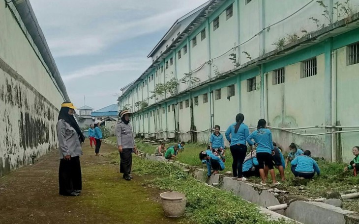 Lapas Perempuan Medan Melakukan Pembersihan Area Brandgang