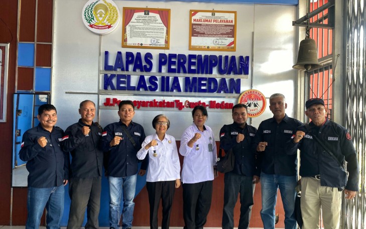 Tim Media Unit Kanwil Kemenkumham Sumut Lakukan Poto Bersama Kalapas Perempuan Medan.