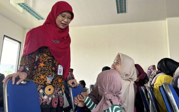 Kepala Dinkes Kota Depok Mary Liziawati (kiri) saat meninjau pendistribusian pangan lokal bergizi di Kelurahan Pondok Petir, Kecamatan Bojongsari, Jumat (13/09/24)