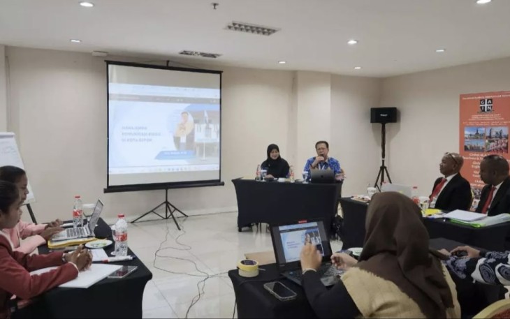 Kepala Dinas Komunikasi dan Informatika (Diskominfo) Kota Depok Manto memberikan materi dalam kegiatan studi banding penyelenggaraan protokoler, kehumasan dan kesekretariatan institusi pendidikan yang dilaksanakan Republik Demokratik Timor Leste, di Ruang Merpati, Hotel The Falatehan, Jakarta Selatan, Selasa (17/09/24)