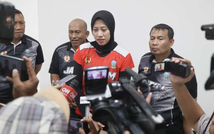 Ketua Harian PBVSI Pemprov Jatim Kombes Dirmanto bersama atlet voli Megawati Hangestri saat konferensi pers usai meraih emas di PON XXI Aceh-Sumut, Kamis (19/9)