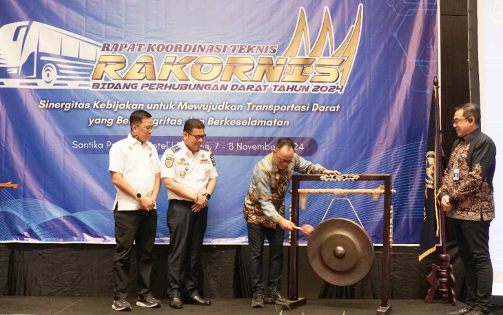 Sekertaris Ditjen Hubdat Tatang Rustandi resmi membuka rakornis di Padang Sumbar, Kamis (11/7)