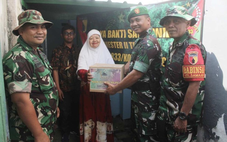 Pasiter Kodim 0833/Kota Malang Lettu Inf Kieswo saat menyalurkan bantuan sembako