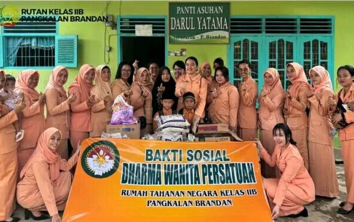 DWP Pangkalan Brandan Lakukan Poto Bersama Usai Pemberian Paket Sembako kepada Keluarga WBP.