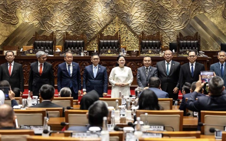 Ketua DPR RI Puan Maharani foto bersama usai menutup masa sidang DPR, Kamis (5/12)