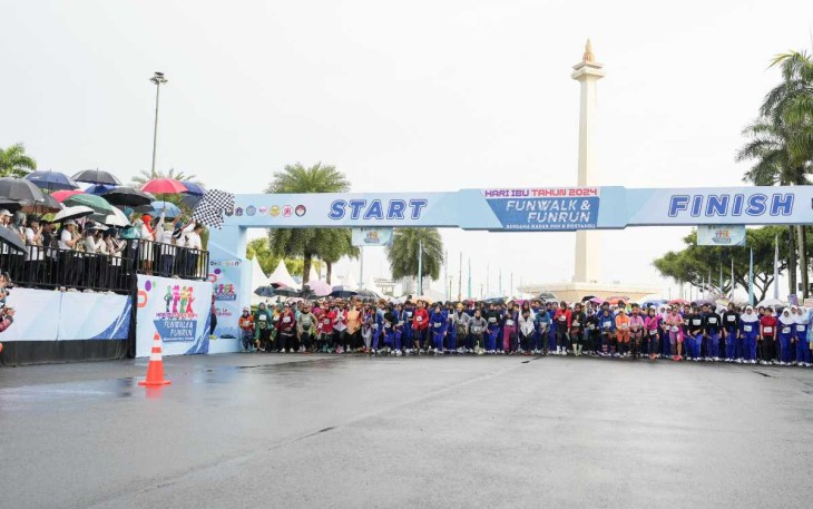 Fun Run dan Fun Walk memperingati Hari Ibu 2024 di lapangan Monas, Jakarta, Minggu (8/12)