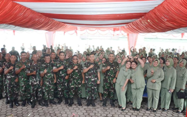 Danrem 023/KS Kolonel Inf Jansen P Nainggolan bersama prajuritnya di Kodim 0206/Dairi, Selasa (10/12)