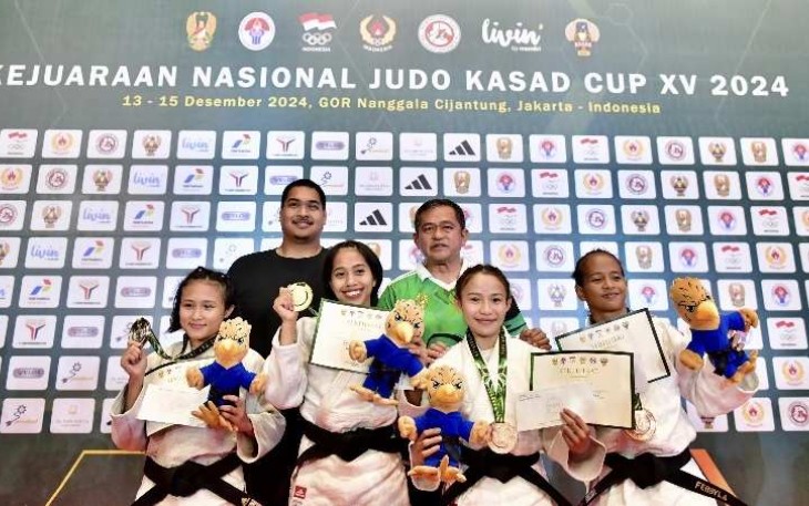 Menpora Ario Bimo Nandito Ariotedjo foto bersama atlet judo di Jakarta, Minggu (15/12)