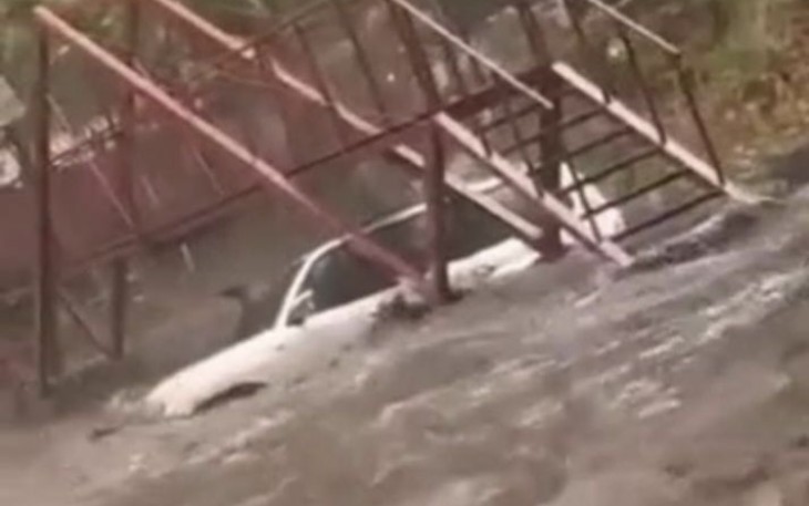 Video viral mobil terjang banjir di kabupaten Gowa adalah hoax 