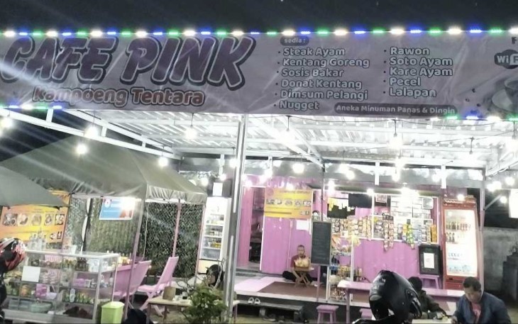 Cafe Pink Kampoeng Tentara Singosari Malang 