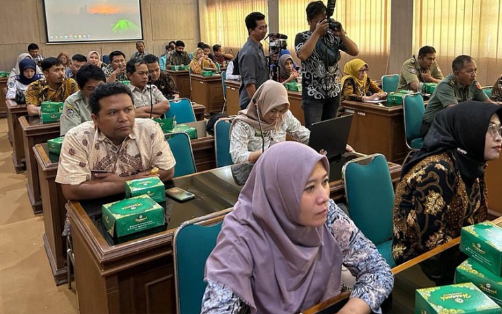 Admin pengelola data statistik se-Kabupaten Karanganyar mengikuti rakor Pengisian Data Daerah Dalam Angka, di Ruang Podang II Kantor Bupati Karanganyar.