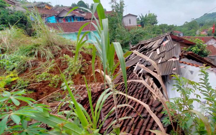 Salah satu rumah warga di Kampung Batuhilir, Desa Sekarwangi, Kecamatan Cibadak, Kabupaten Sukabumi, Provinsi Jawa Barat mengalami rusak berat akibat diterjang tanah longsor, Rabu (24/1) pagi.