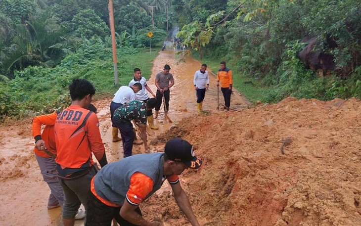 Personel Lanudal Matak Bersama Masyarakat saat Buka Akses Jalan Tertutup Tanah Longsor