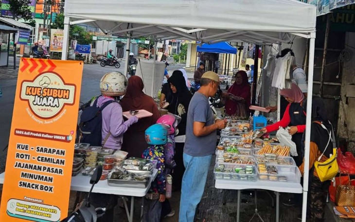 Pendamping WUB Kelurahan Beji Timur. Gerai Kue Subuh Juara yang berlokasi di Kelurahan Beji Timur diserbu pembeli, Senin (25/11)