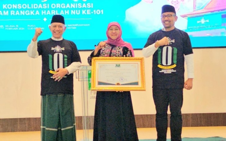 PWNU Jatim Beri Penghargaan Best Devotion ke Khofifah 