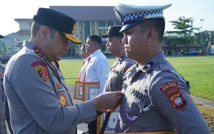 Pemberian penghargaan di Lapangan Jananuraga Mapolda Kalimantan Barat pada saat upacara pemberian Reward dan Punishment oleh Kapolda Kalbar, pada Rabu (24/1).