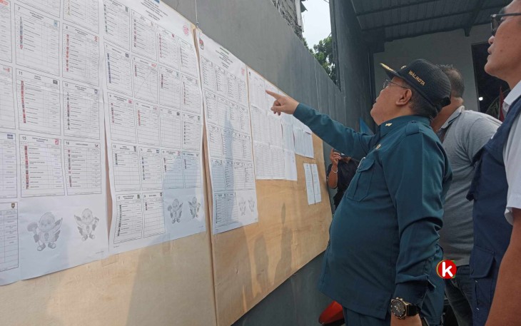 Walikota Blitar Santoso Saat Melihat Papan Informasi Profil Peserta Pemilu yang Disediakan Petugas Penyelenggara Pemilihan di Salah Satu TPS di Kelurahan Rembang (Foto : Faisal NR / Klikwarta.com)