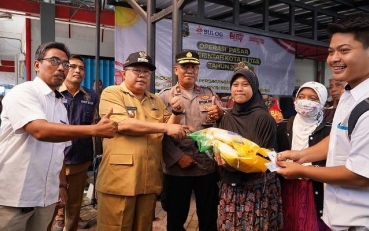 Walikota Blitar Santoso Saat Menyerahkan Beras yang Dijual Murah Pemkot Blitar kepada Masyarakat di Acara Operasi Pasar Murah di Pasar Legi Kota Blitar, Senin 26 Februari 2024. (Foto : Pemkot Blitar)