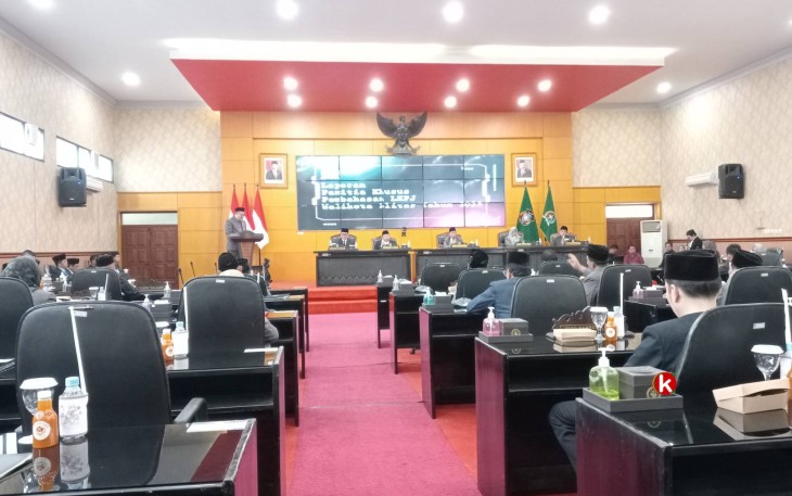 Prosesi Penyampaian Laporan Pansus Pembahas LKPJ Walikota Blitar tahun 2023 Terhadap LKPJ Walikota Blitar tahun 2023. (Foto : Faisal NR / Klikwarta.com)