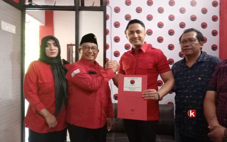 Hengki Kurniawan Saat Menerima Formulir Pendaftaran Bakal Calon Bupati Blitar di Kantor DPC PDIP Kabupaten Blitar Diterima Jajaran DPC Setempat (Foto : Faisal NR / Klikwarta.com)