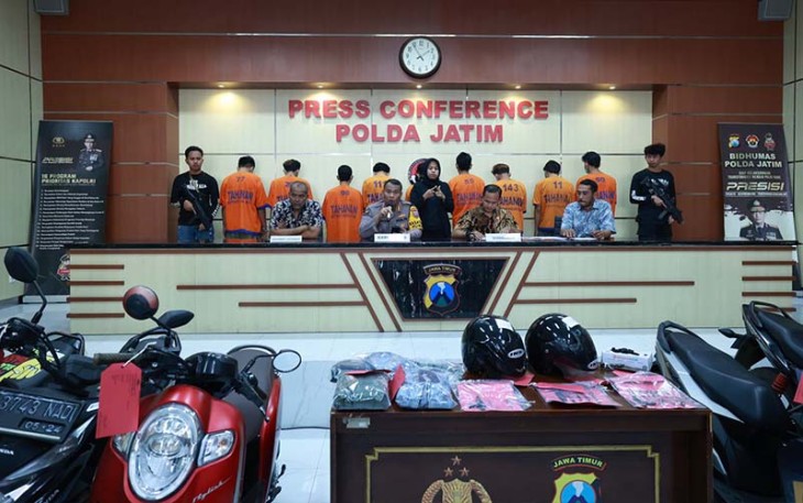 Wadirreskrimum, AKBP Pitter Yanottama didampingi Kabidhumas Polda Jatim Kombes Pol Dirmanto, saat Konfrensi Pers.