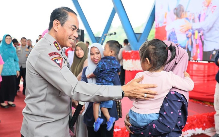 Kapolda Sulsel saat Bagikan paket Sembako ke Masyarakat Kurang Mampu