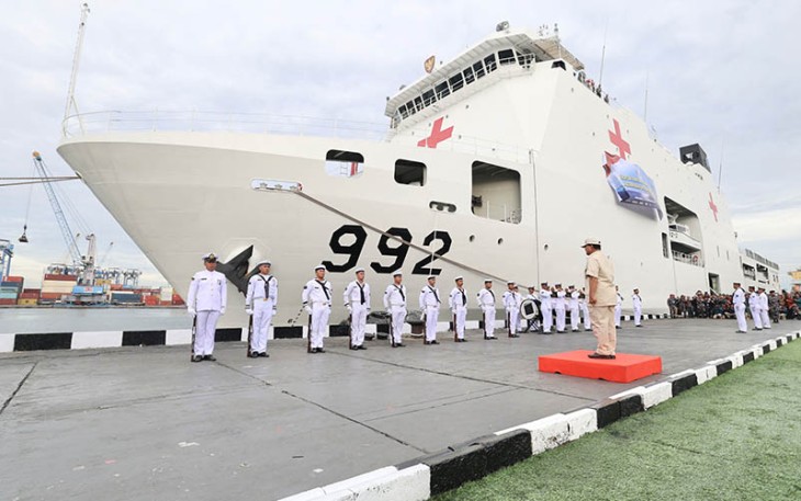 Menhan Prabowo saat Lepas Keberangkatan Kapal RS TNI KRI dr. Radjiman-992 di Dermaga Markas Komando Lintas Laut Militer (Kolinlamil), Jakarta, Kamis (18/1/2024), dalam rangka pengiriman bantuan kemanusiaan untuk Palestina.