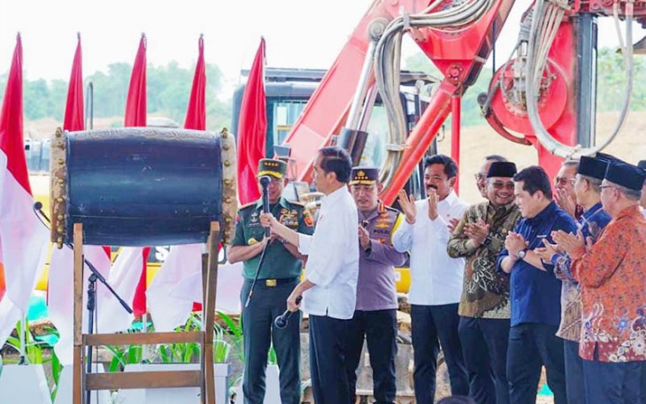 Presiden Joko Widodo saat tabuh bedug pada acara Groundbreaking Masjid Negara di IKN, Rabu (17/1/2024). 